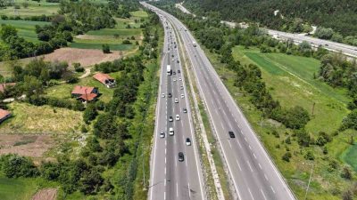 TEM Otoyolu’nun Bolu geçişinde oluşan trafik yoğunluğu havadan dronla görüntülendi.