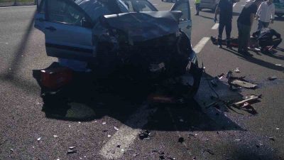 TEM Otoyolu’nun Bolu geçişinde bir otomobil emniyet şeridinde park halindeki