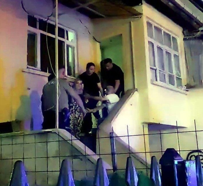 Bayrama bıçaklı tartışmayla girdiler: 2 gözaltı Sakarya’nın Akyazı ilçesinde yabancı uyruklu kişiler arasında çıkan bıçaklı tartışmada