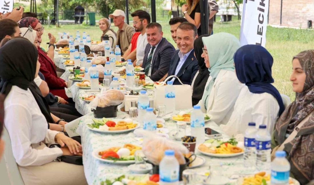 Bayramda evine gidemeyen öğrencilerle bir araya geldi Bilecik Valisi Faik Oktay Sözer, Kurban Bayramı’nda Bilecik Şeyh Edebali