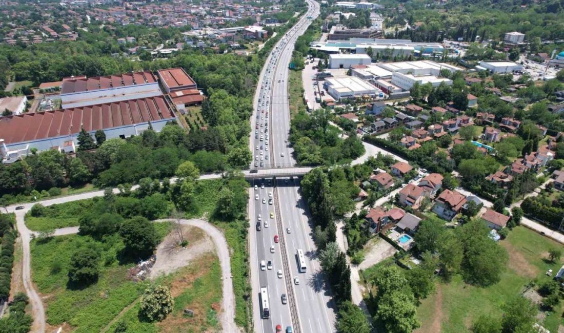 Bayramın dönüş çilesi: Otoyoldaki yoğunluk havadan görüntülendi Kurban Bayramı tatilinin son gününde dönüşe geçen tatilciler, Anadolu Otoyolu