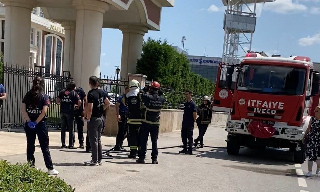 Benzinli intihar teşebbüsünü ekipler engelledi Kocaeli’nin İzmit ilçesinde üstüne benzin dökerek intihar etmeye teşebbüs eden