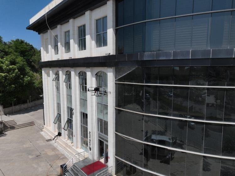 Bilecik Belediyesinden teknolojik temizlik, drone ile dış cephe yıkandı Bilecik Belediyesi Temizlik İşleri Müdürlüğü, dış cephe temizlik çalışmalarında teknolojiden