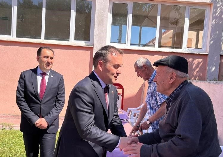 Bilecik Valisi Sözer’den huzurevine anlamlı ziyaret Bilecik Valisi Faik Oktay Sözer, eşi Zeynep Sözer ile birlikte