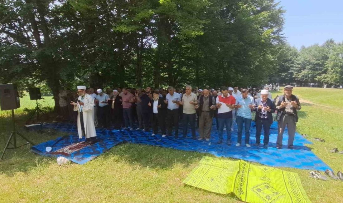 Bilecik’te asırlık gelenek sürdü: Yağmur ve şükür duasına onlarca kişi katıldı Bilecik’in Pazaryeri ilçesine bağlı Güde, Nazifpaşa ve Bahçesultan köylerinde sürdürülen