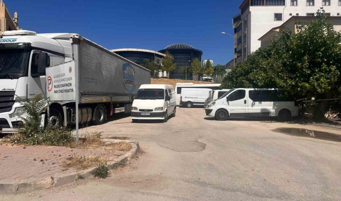 Bilecik’te duyarsız sürücüler çileden çıkarıyor Bilecik’te bir açık otopark alanının çıkışını kapatacak şekilde park eden