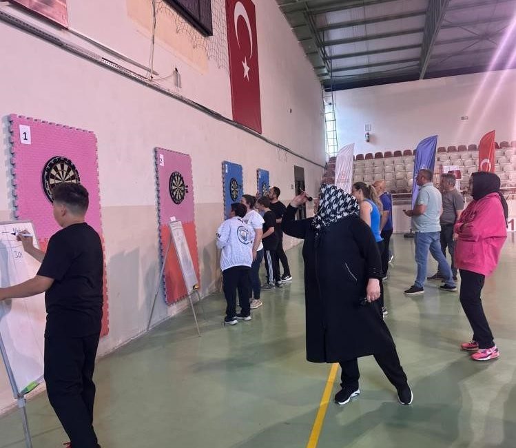 Bilecik’te düzenlenen ‘Dart Turnuvası’ renkli görüntülere sahne oldu Bilecik Eğitimde Niteliği Geliştirme ve Vizyon (BİL-EN) programı çerçevesinde, veliler