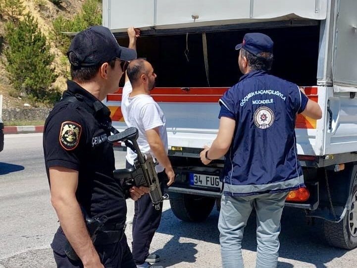 Bilecik’te düzensiz göç uygulamasında bir kişi gözaltına alındı Bilecik İl Emniyet Müdürlüğü tarafından, düzensiz göç ve göçmen kaçakçılığıyla