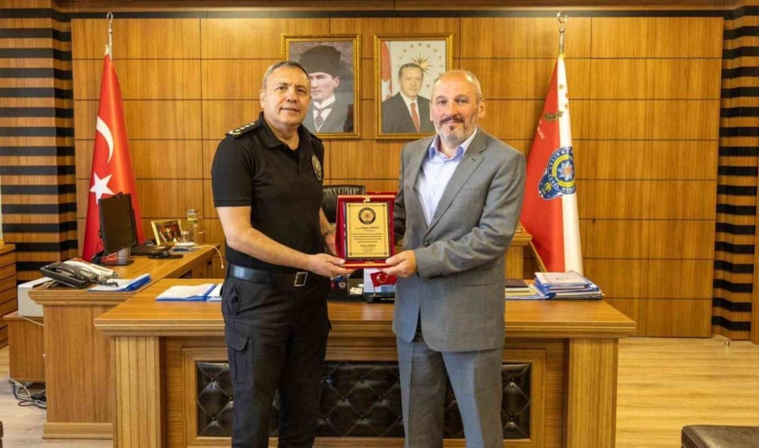 Bilecik’te emekliye ayrılan polis memuruna plaket Bilecik İl Emniyet Müdürü Hakan Yılmaz, emekliye ayrılan polis memuru