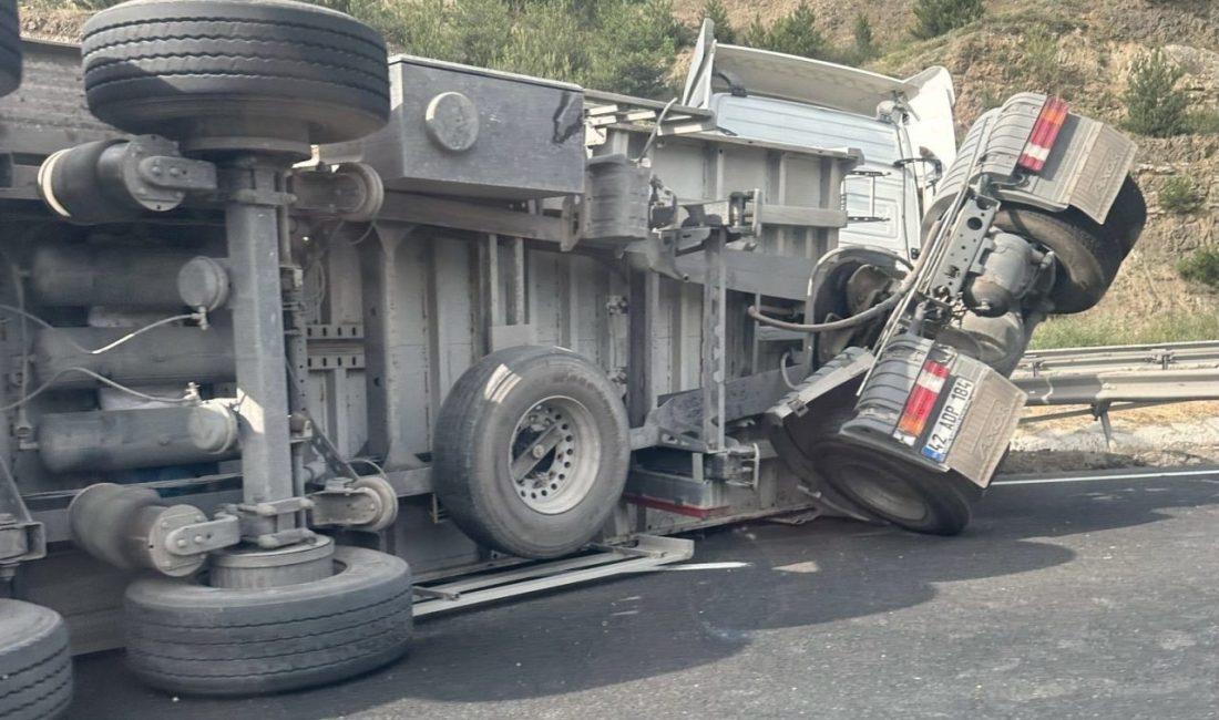 Bilecik’te kontrolden çıkan tırın dorsesi devrildi, sürücüsü yaralandı Bilecik’te seyir halinde kontrolden çıkan tırın dorsesi devrilirken, araç sürücüsü