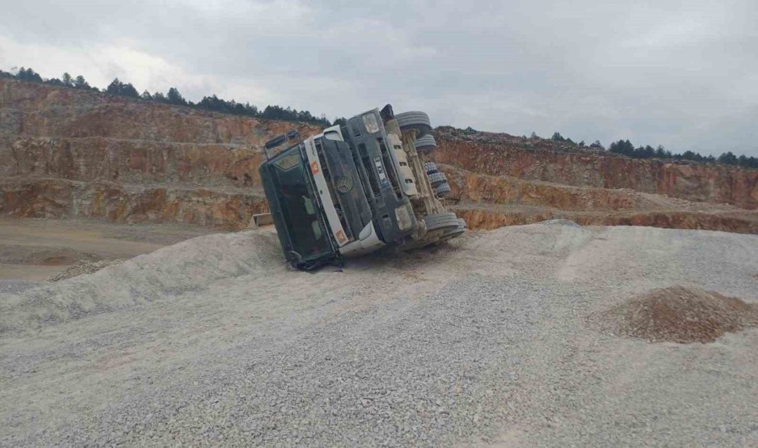 Bilecik’te kum yüklü kamyon devrildi Bilecik’in Necmiye Köyü bölgesinde bulunan inşaat şantiyesinde geri manevra yapan