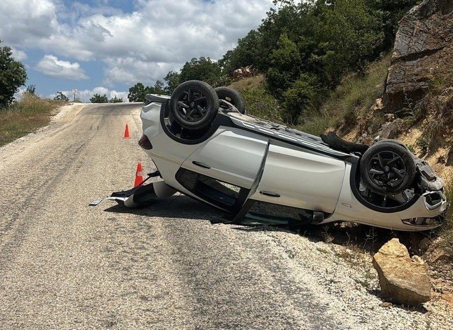 Bilecik’te seyir halinde kontrolden çıkan otomobil takla atarken, yaşanan trafik