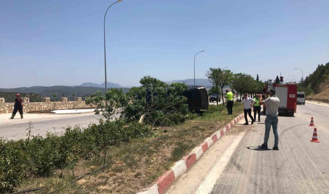 Bilecik’te meydana gelen trafik kazasında 3’ü çocuk 5 kişi yaralandı Bilecik’te seyir halinde kontrolden çıkan otomobil takla atarak orta refüje