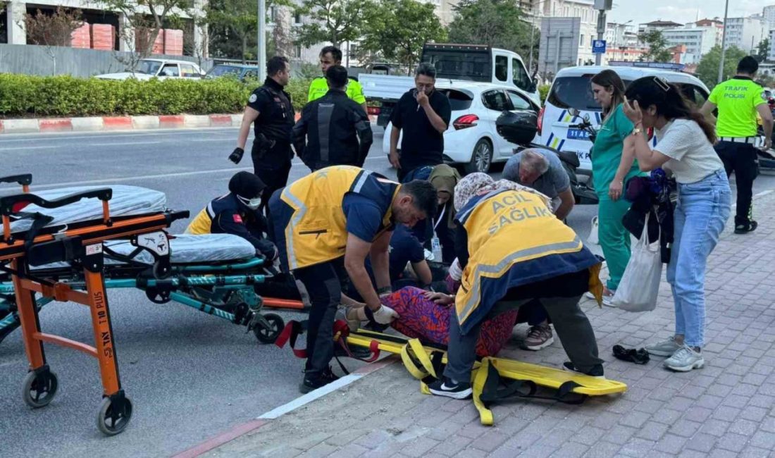 Bilecik’te motosiklet yayaya çarptı, 2 yaralı Bilecik’te emniyet şeridinde seyir halindeki motosikletin araçtan inen bir yayaya