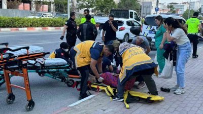 Bilecik’te emniyet şeridinde seyir halindeki motosikletin araçtan inen bir yayaya