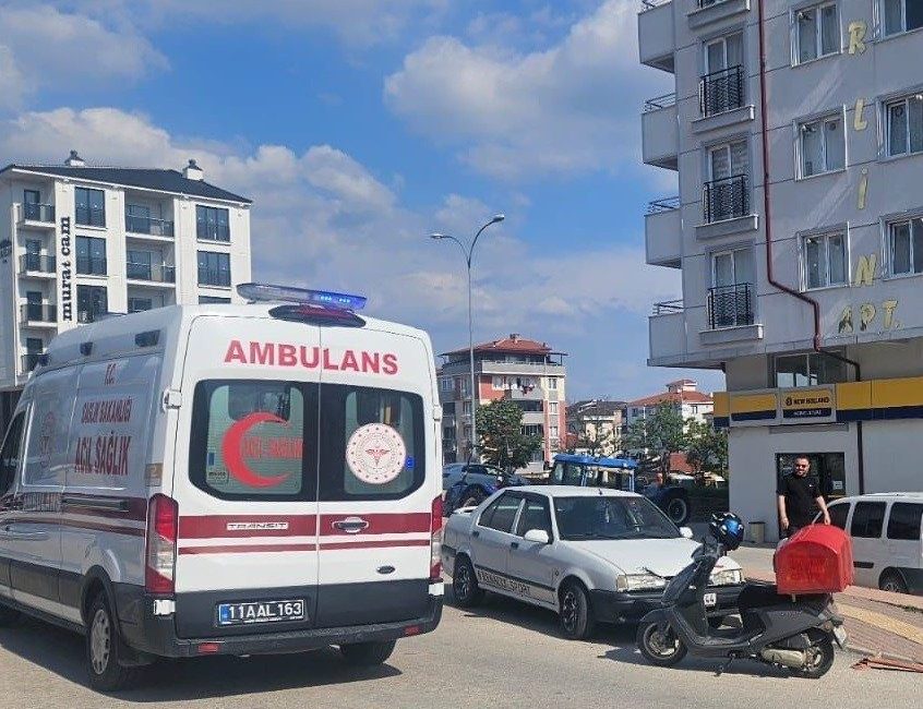 Bilecik’te otomobil ile motosiklet çarpıştı, 2 yaralı Bilecik Küçük Sanayi Sitesi kavşağında otomobil ile motosikletin çarpışması sonucu