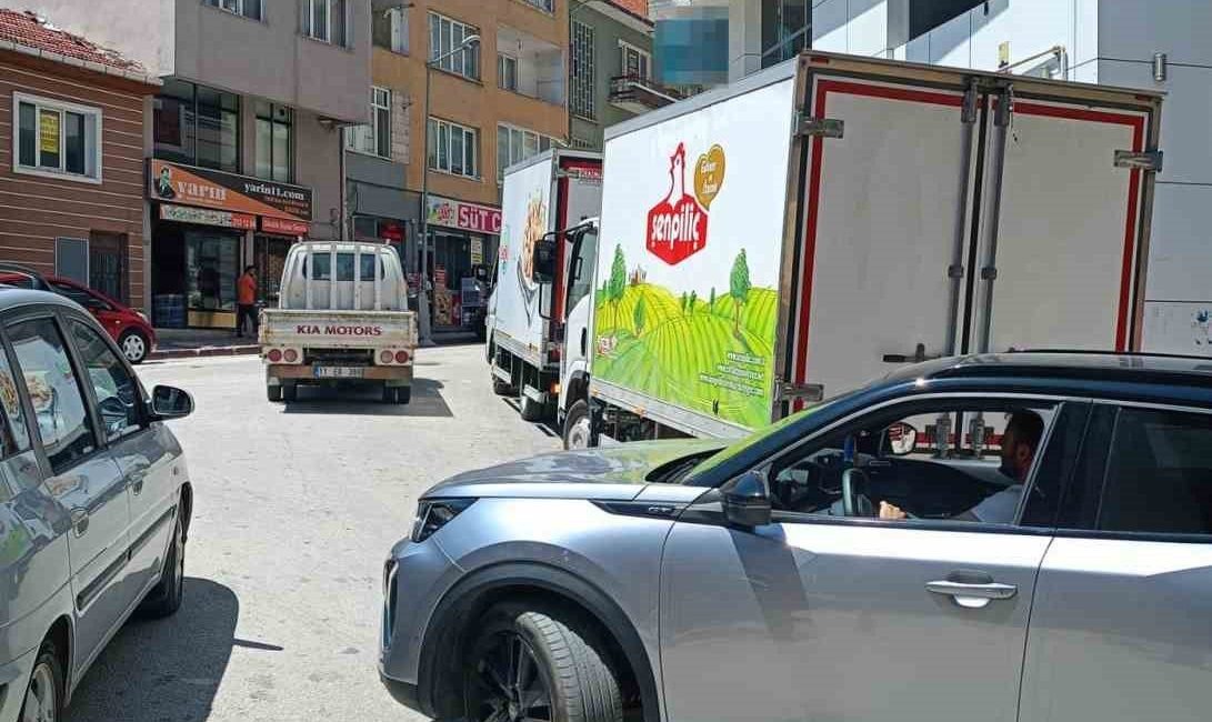 Bilecik’te toptancı firmalarına ait kamyonetleri mal bırakmak için market ve