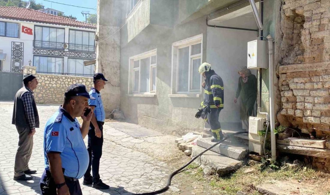 Binanın bodrum katında çıkan yangın söndürüldü Kastamonu’da bir binanın bodrum katındaki odunlukta çıkan yangın itfaiye ekipleri