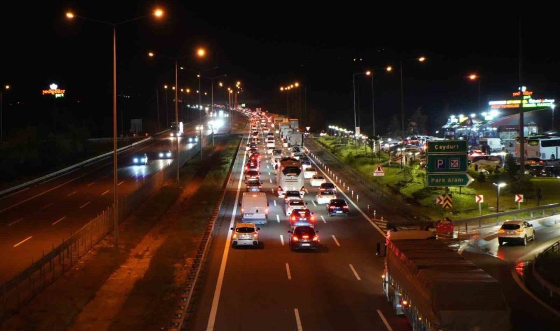 Bolu geçişinde trafik durma noktasına geldi Kurban Bayramı’nda memleketlerine gitmek isteyen tatilciler sebebiyle, TEM Otoyolu’nun Bolu