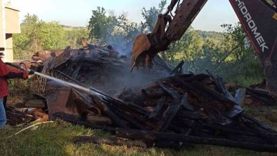 Bolu’nun Yeniçağa ilçesinde ahşap samanlıkta çıkan yangın çevreye sıçramadan kontrol