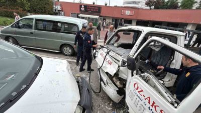Bolu’da hafif ticari araç ile kamyonetin kafa kafaya çarpıştığı kazada