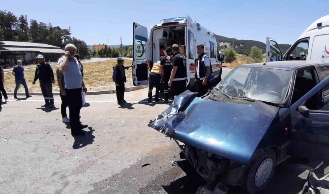 Bolu’da kavşakta süt kamyonu ile otomobil çarpıştı: 2 yaralı Bolu’nun Mudurnu ilçesi girişinde bulunan dönel kavşakta süt kamyonu ile