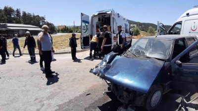 Bolu’nun Mudurnu ilçesi girişinde bulunan dönel kavşakta süt kamyonu ile