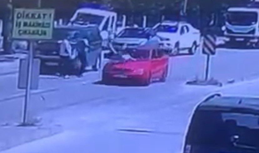 Bolu’da yola aniden çıkan 7 yaşındaki çocuğa otomobil çarptı: O anlar, güvenlik kamerasına yansıdı Bolu’da kara yoluna aniden atlayan 7 yaşındaki çocuğa otomobil çarptı.