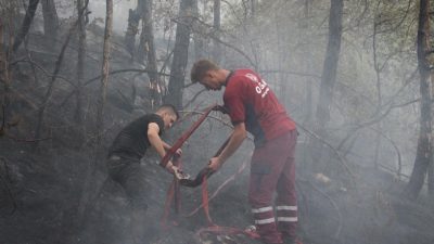 Bolu’nun Göynük ilçesinde ormanlık alanda çıkan yangında 136 personel, 30