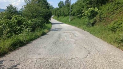 DÜZCE (İHA) – Düzce’de bazı yollarda çökme sebebi ile oluşan