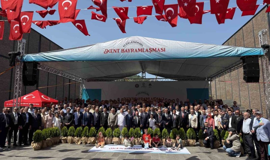 Bu bayramda gelenek bozulmadı: Kocaeli, 41. kez kucaklaştı Kocaeli’de geleneksel hale gelen bayramlaşmanın 41’incisinde 7’den 70’e tüm vatandaşlar
