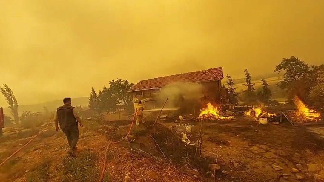 Büyüksürmeli köyünde yangın 3 eve sıçradı Sakarya’da dün çıkan ve Bilecik’e sıçrayan orman yangını devam ederken,
