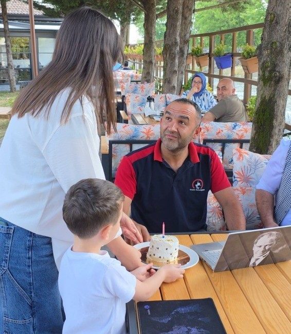 Çalışan babalara tatlı sürpriz Düzce Belediyesi iştiraki olan Düzce BelTUR A.Ş tarafından ‘Babalar Günü’nde”