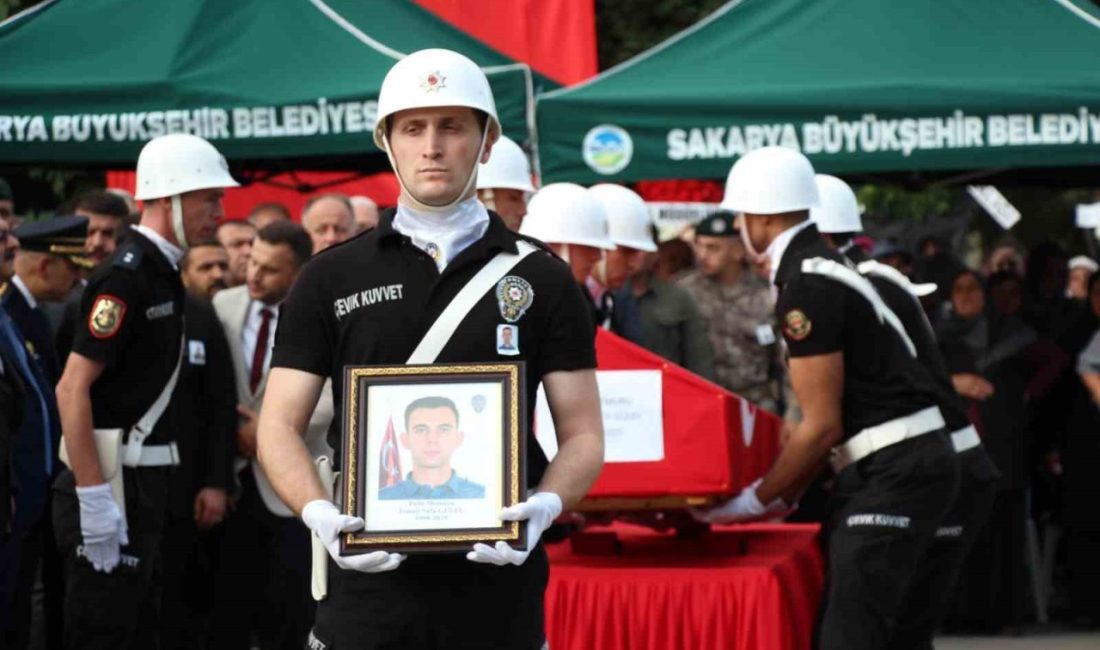 Çankırı’daki kazada hayatını kaybeden polis özel harekat kursiyeri Sakarya’da defnedildi Çankırı’da hafif ticari aracın tıra arkadan çarptığı kazada hayatını kaybeden