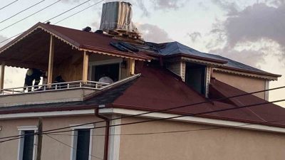 Kocaeli’nin Derince ilçesinde iki katlı evin çatısında tamir sırasında çıkan