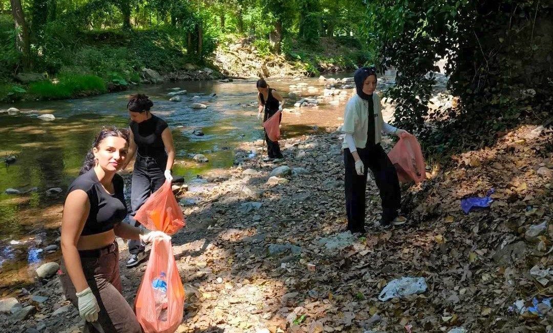 Çevre bilinci için doğa yürüyüşü düzenlediler SUBÜ Çevre ve Doğal Varlıkları Koruma Topluluğu, ÜNİDES çerçevesinde desteklenen