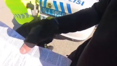 Bolu’da motosikletiyle trafikte tehlikeli hareketler yapan bir sürücü, bu anları