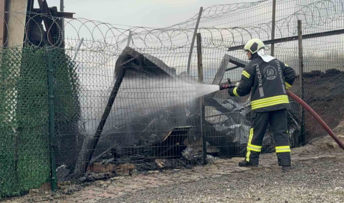 Kocaeli’nin Darıca ilçesinde çıkan yangında ev küle döndü. Siyah dumanlar