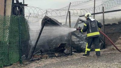 Kocaeli’nin Darıca ilçesinde çıkan yangında ev küle döndü. Siyah dumanlar