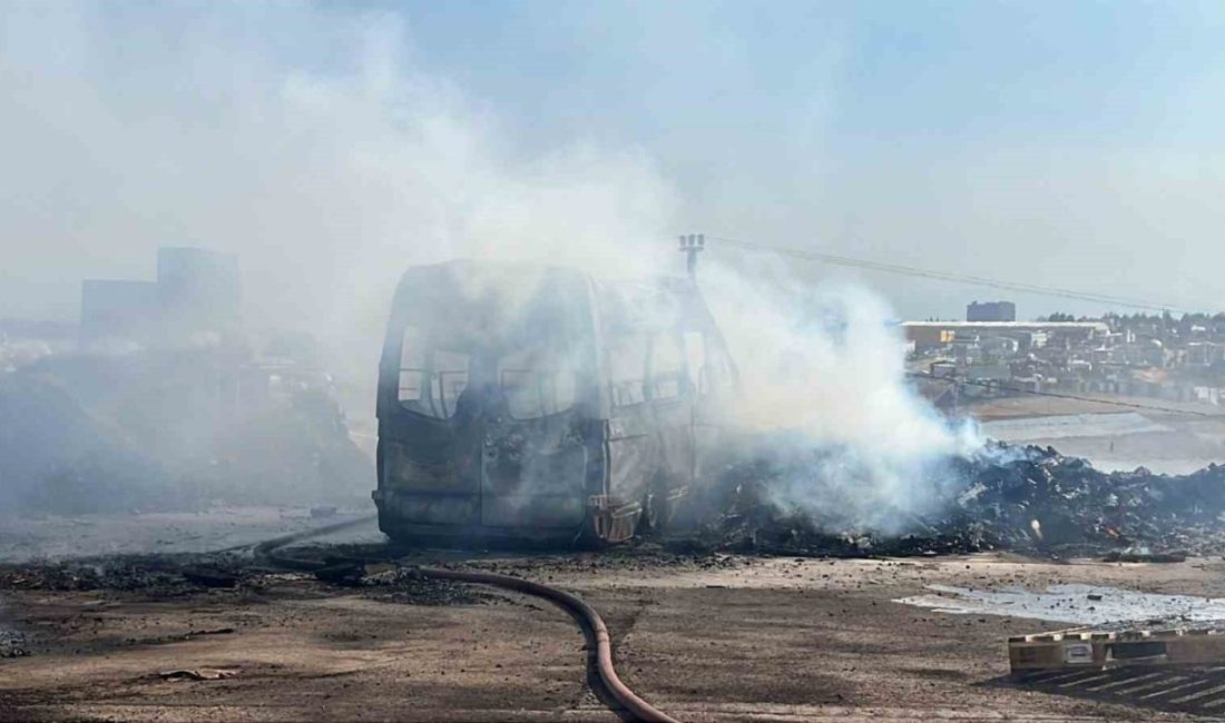 Kocaeli’nin Gebze ilçesinde palet deposunun bahçesinde çıkan yangın kısa sürede