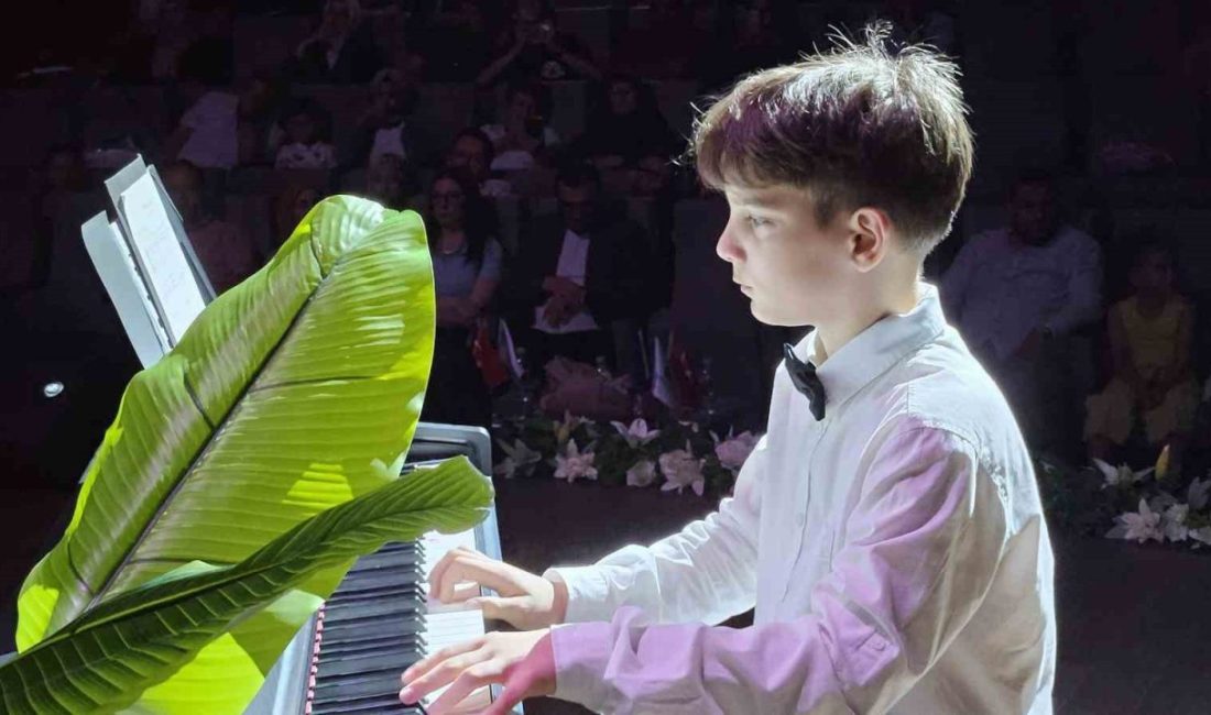 Çocuklar kulakların pasını sildi Başiskele Belediyesi Türkiye Yüzyılı Gençlik Merkezi Müzik Okulları’nın mezuniyet etkinliği