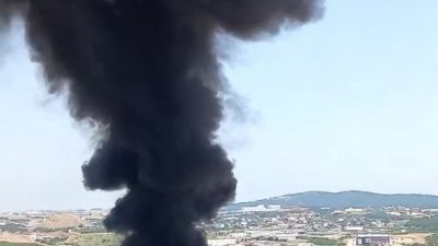 Kocaeli’nin Gebze ilçesinde çöp ayrıştırma tesisi bahçesinde yangın çıktı. Çıkan