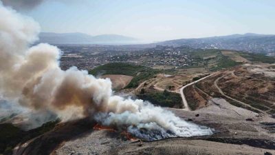 Kocaeli’nin İzmit ilçesindeki çöp döküm sahasında yangın çıktı. Ekipler yangını