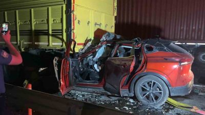 Sakarya’nın Pamukova ilçesi D-650 kara yolunda cip, kamyona adeta ok