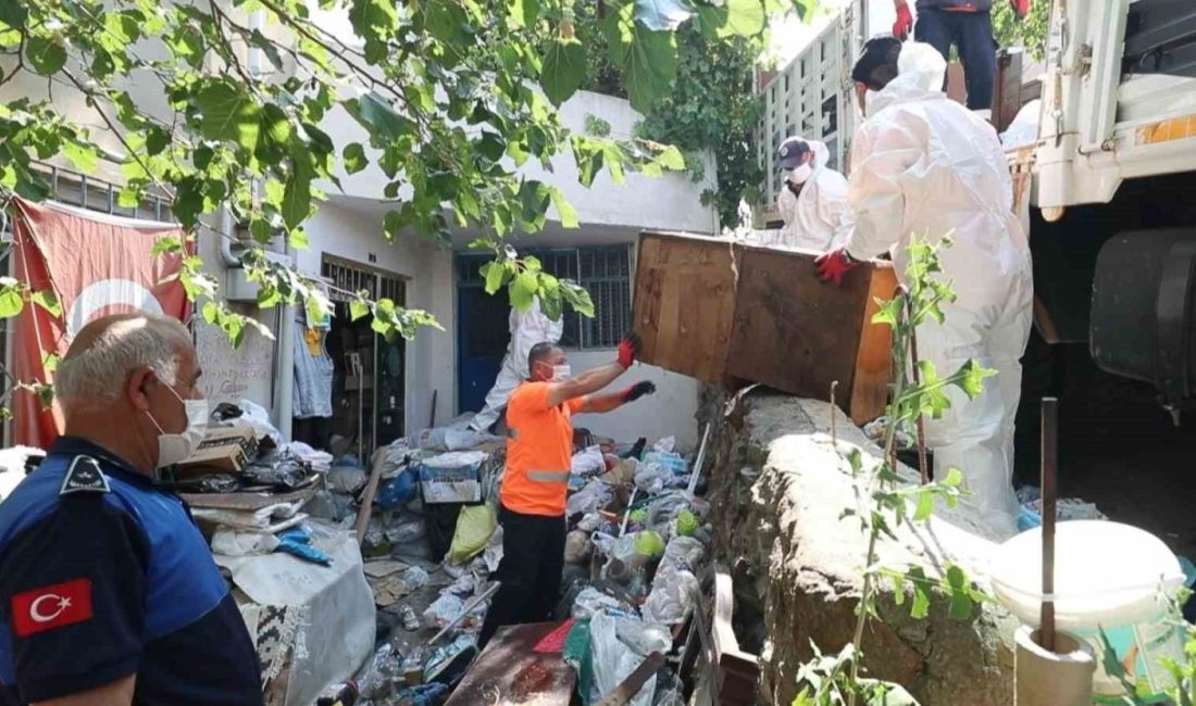 Daireden kamyon kamyon çöp çıktı Kocaeli Gebze ilçesinde dubleks daireden ekipler kamyonlarca çöp temizledi. Köşklü