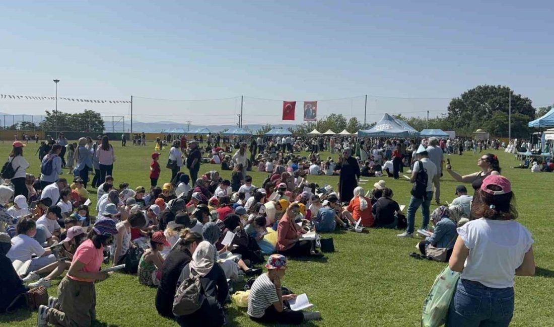 Darıca’da yüzlerce kişi aynı anda kitap okudu Kocaeli’nin Darıca ilçesinde düzenlenen etkinlikte yüzlerce kişi bir araya gelerek