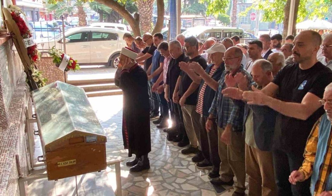 Ünlü şarkıcı Demet Akalın, Kocaeli’de hayatını kaybeden kuzenini son yolculuğunda