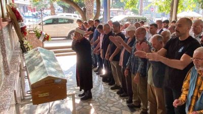 Ünlü şarkıcı Demet Akalın, Kocaeli’de hayatını kaybeden kuzenini son yolculuğunda