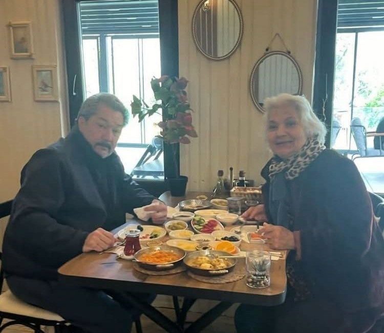 Demet Akalın’ın acı günü Ünlü şarkıcı Demet Akalın, Gölcük’te yaşayan kuzeni Hakan Kılıç’ın hayatını