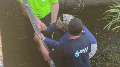 Sakarya’nın Adapazarı ilçesinde Çark Deresi’ne atladığı iddia edilen bir kadın,